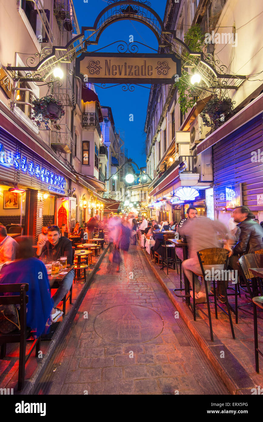 Scena notturna in Nevizade street, Beyoglu, Istanbul, Turchia Foto Stock