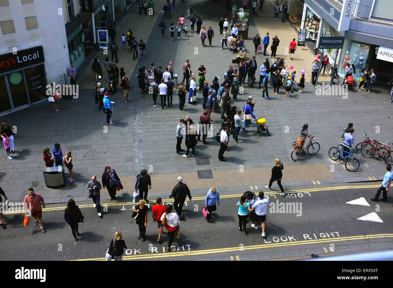 Pedoni in Bristol a piedi e il negozio nella Broadmead Shopping area della città. Foto Stock
