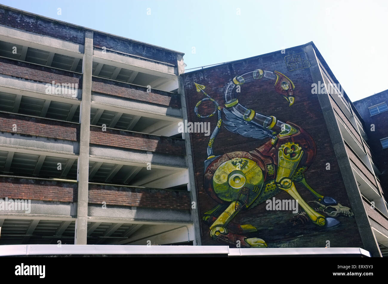 Un enorme murale di Bristol dall'Italiana muralista da Pixel Pancho vicino al Nelson Street car park. Foto Stock