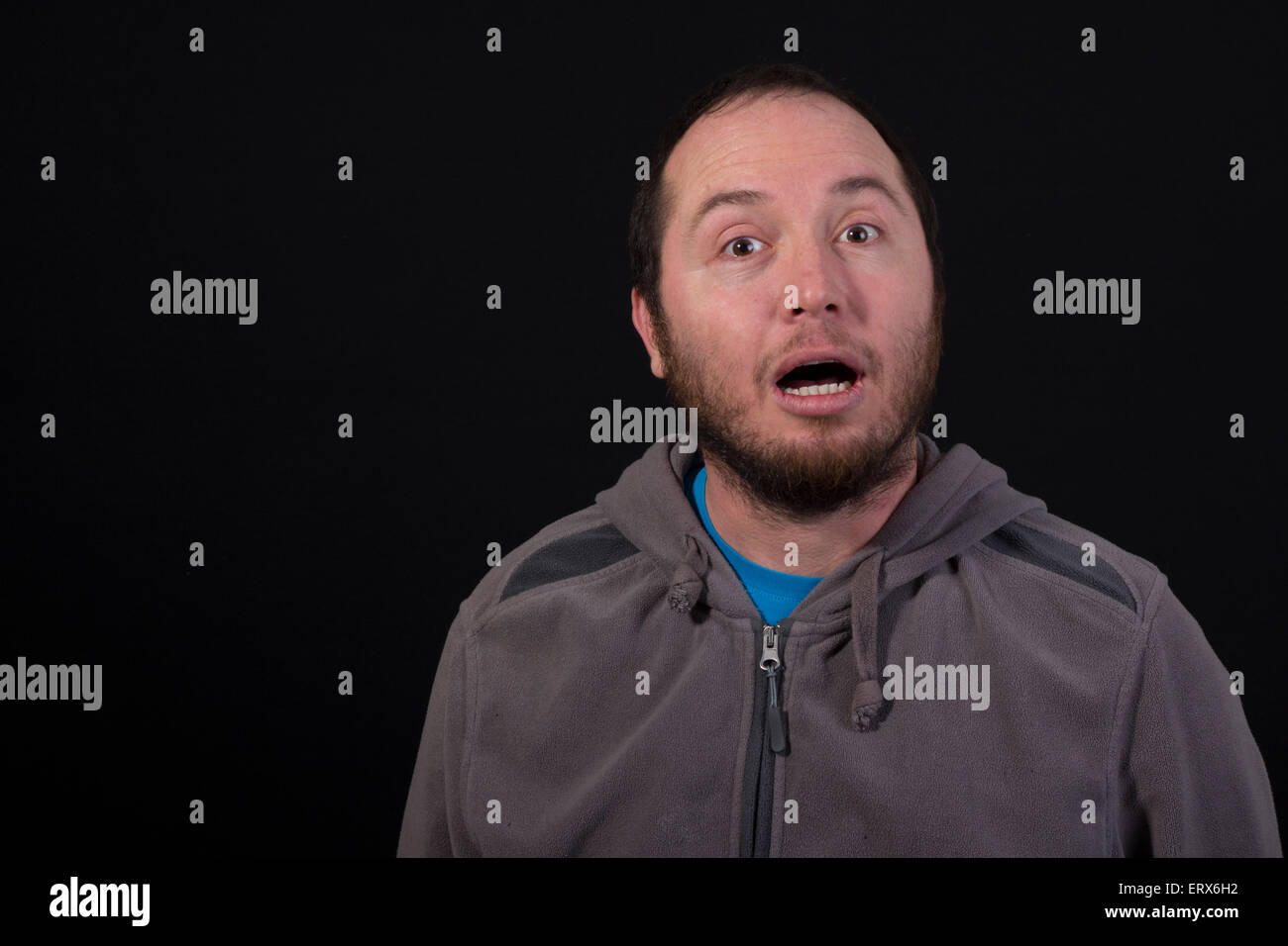 Triste uomo isolato su sfondo nero Foto Stock