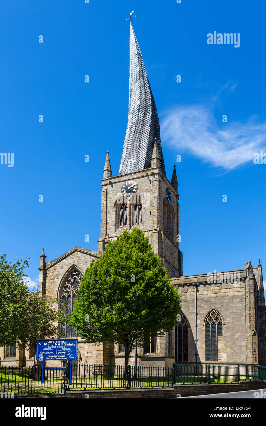 La Chiesa di Santa Maria e di tutti i Santi con la sua famosa guglia storta, Chesterfield, Derbyshire, England, Regno Unito Foto Stock