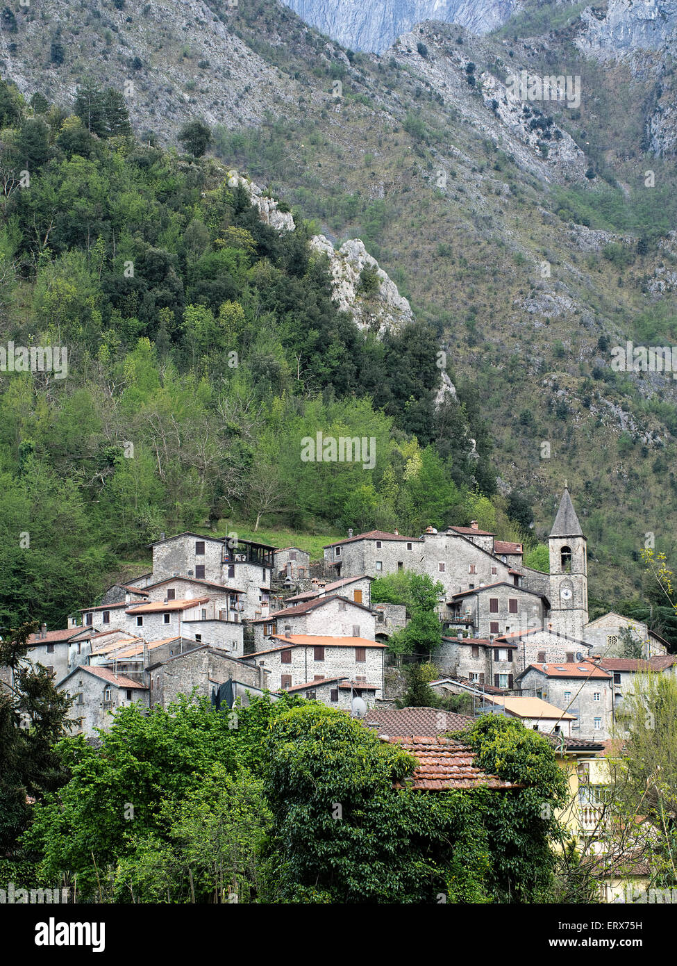 Bellissima zona nord della Toscana. Il piccolo villaggio termale di Equi Terme è adagiata ai piedi delle colline a. Foto Stock