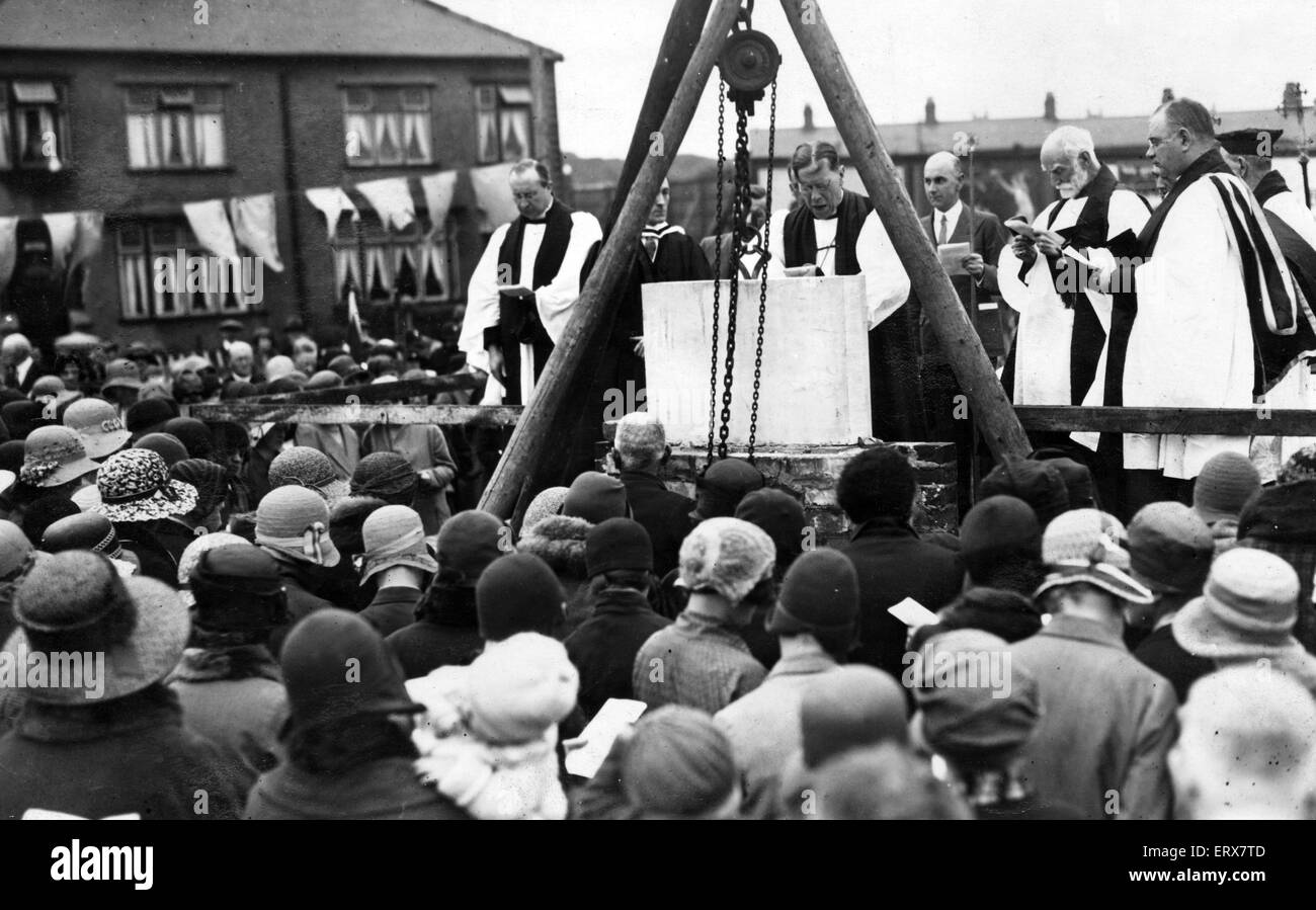 Nuovo Anfield chiesa. Il Signore Vescovo di Warrington dedicando la pietra di fondazione del San Columba chiesa che è stata prevista dall Arcivescovo Spooner . 19 Luglio 1931 Foto Stock