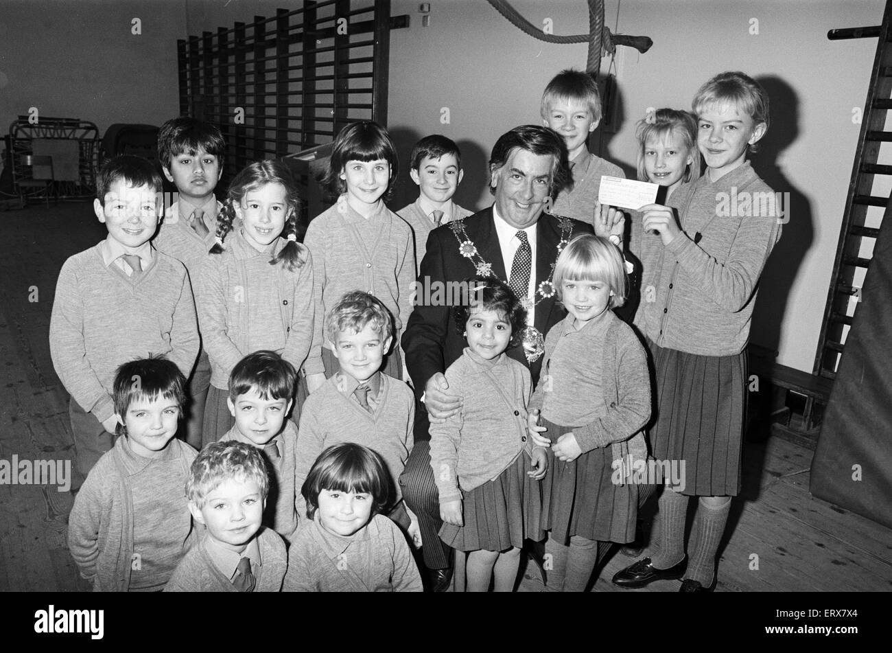 Gli alunni dalla scuola di montaggio Edgerton, che hanno sollevato 160 libbre di Kirklees Sindaco di ragazzi locali in bisogno di appello, nella foto con il sindaco Clr John Holt. 18 gennaio 1989. Foto Stock