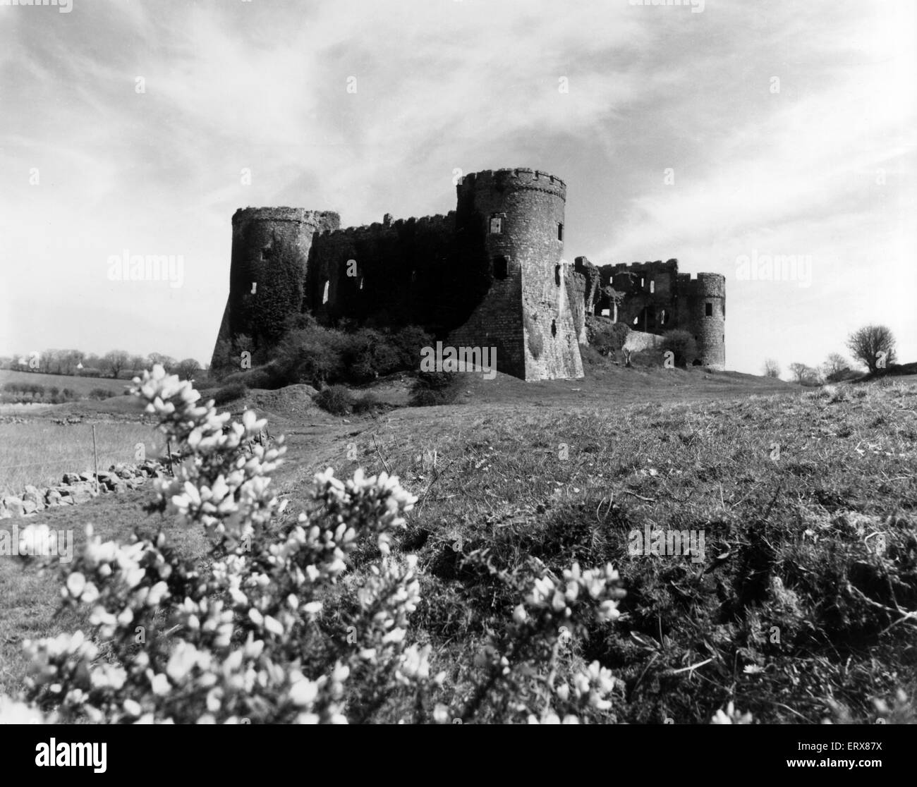 Carew Castle, un castello nella parrocchia civile di Carew nella contea gallese del Pembrokeshire, Galles, 12 giugno 1979. Nella foto, due torri rotonde sul fronte ovest. Foto Stock