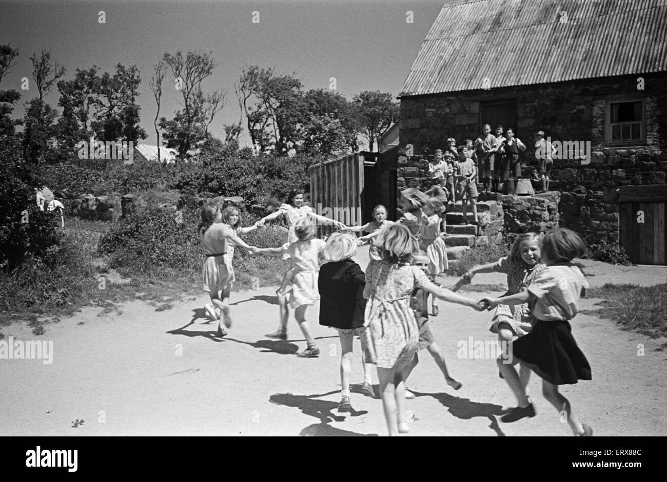 Bambini che giocano sulla isola di Sark, Isole del Canale. Luglio 1947. Foto Stock