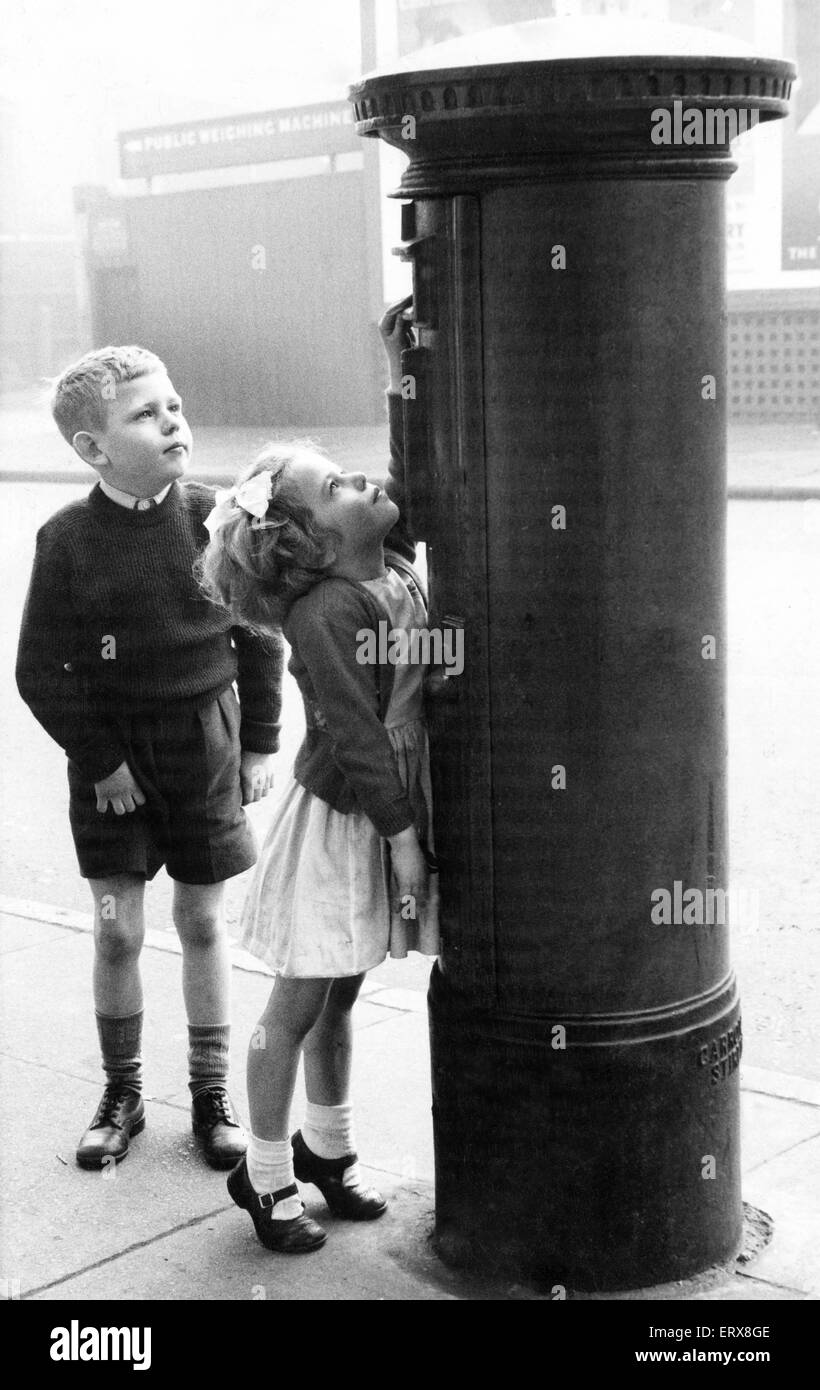 Burtonwood, US Air Base dipendenti scuola, noto anche come base aria Depot 1 (BAD 1), si trova a 2 miglia a nord-ovest di Warrington, Lancashire, Inghilterra. Due bambini di pubblicare le loro lettere a Babbo Natale. Ora la lettera è disattivata sulla prima fase del suo lungo j Foto Stock