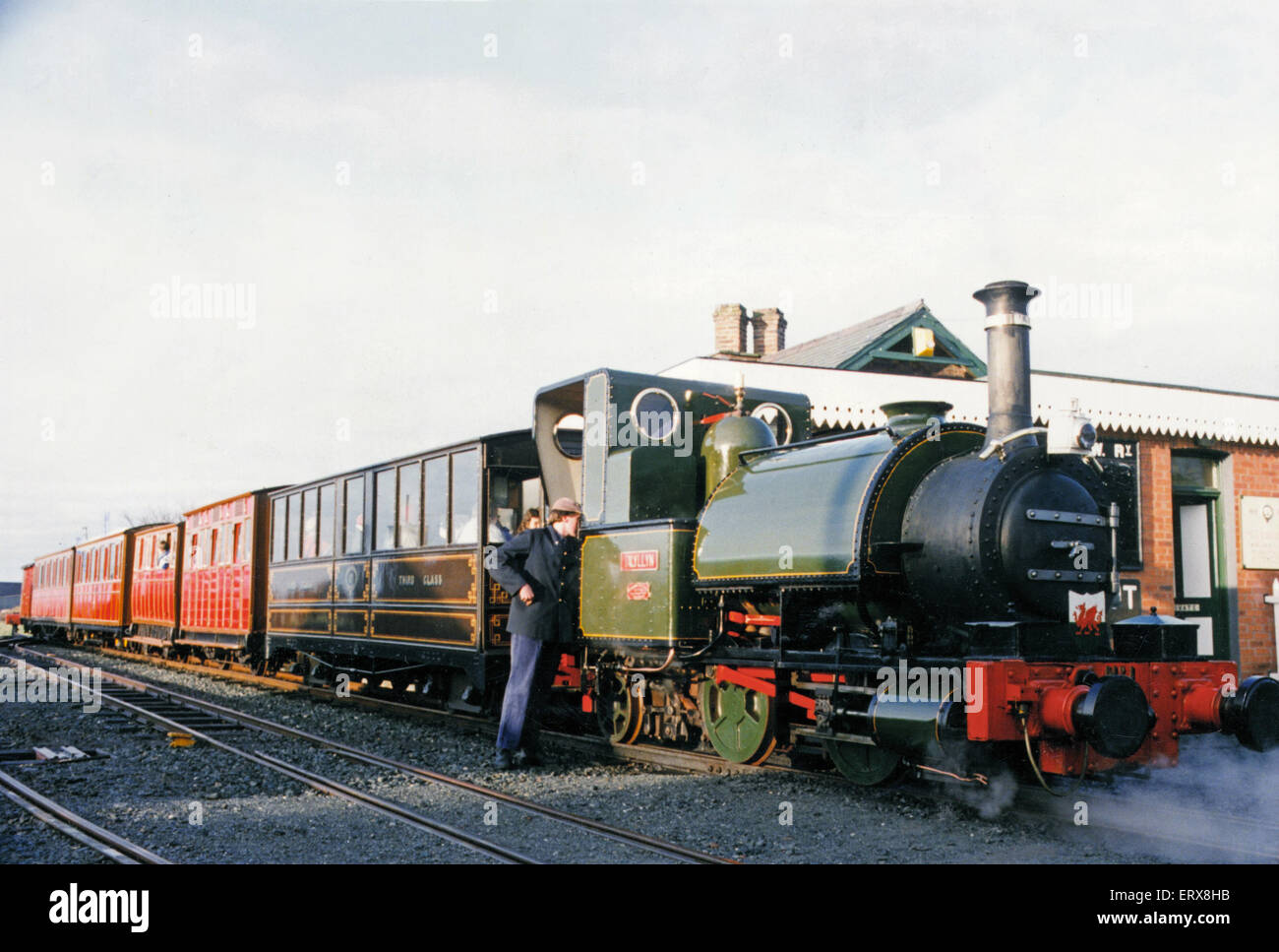 Treno a vapore sul Talyllyn linea ferroviaria che corre per 7,25 miglia da Tywyn sulla costa Mid-Wales di Nant Gwernol vicino al villaggio di Abergynolwyn, raffigurato in anticipo della ferrovia del quarto Rolt Vintage Rally del veicolo essendo tenuto vicino alla principale stazione di banchina in Tywyn. Xi Febbraio 1992. Foto Stock