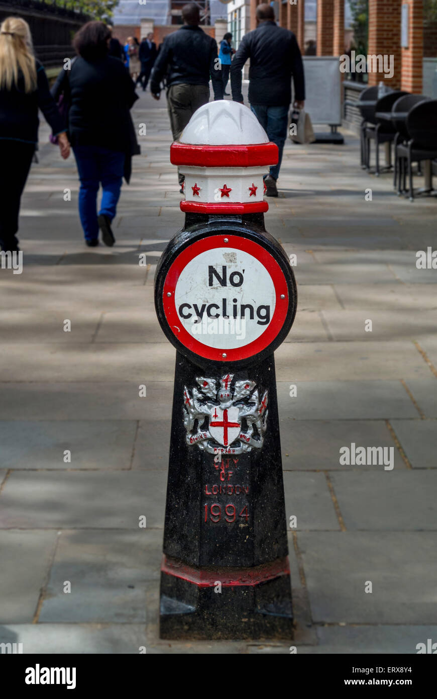 Nessun cartello ciclabile sul bollard in una zona pedonale di Londra. Foto Stock