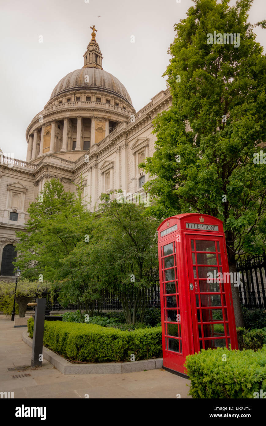 Tradizionale in rosso nella casella telefono fuori dalla cattedrale di St Paul, Londra, Regno Unito. Foto Stock