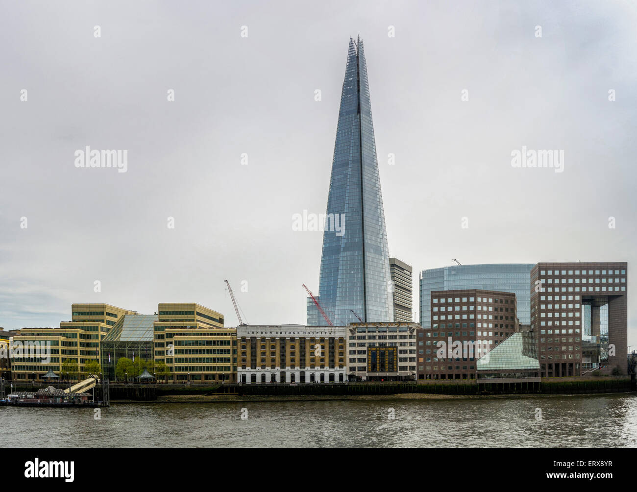 La Shard e London Bridge Hospital sulla banca del fiume Thames, London, Regno Unito. Foto Stock