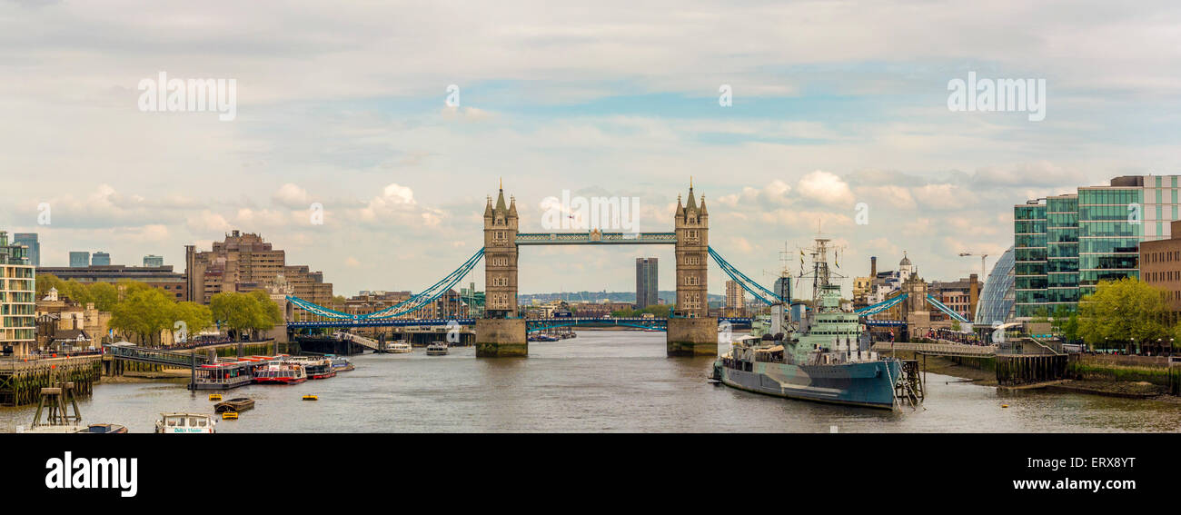 Vista panoramica del Tower Bridge e il fiume Tamigi, Londra, Regno Unito. Foto Stock