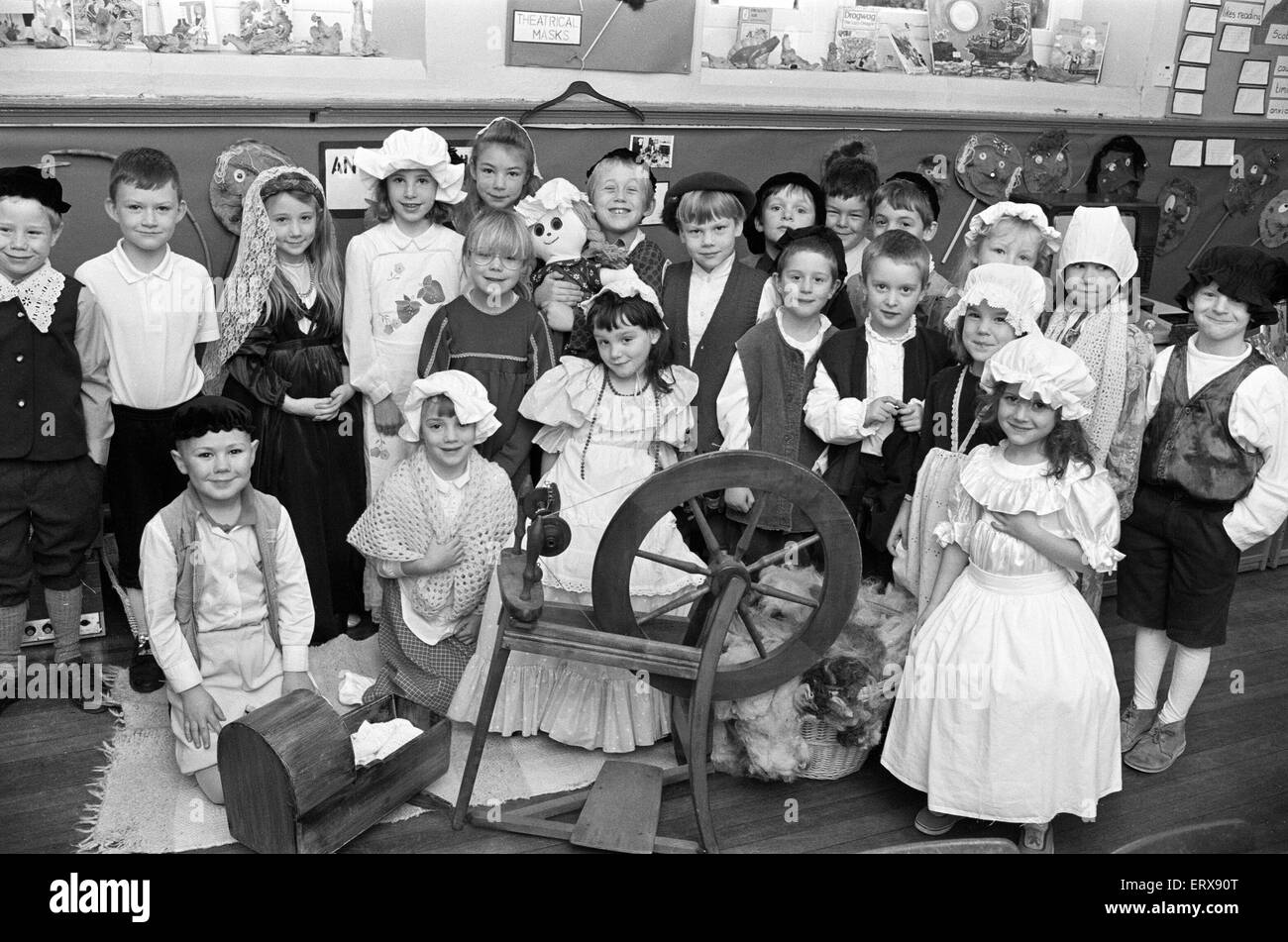 Helme Scuola CE passi indietro ai tempi di Tudor. Il 28 novembre 1991. Foto Stock