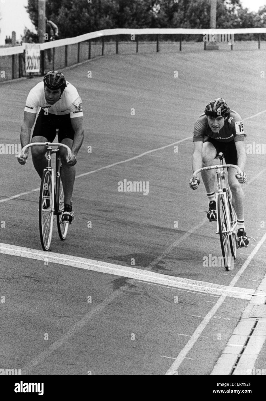 Ciclo Racing a Clairville Stadium, Middlesbrough. Il 19 luglio 1986. Professional rider David Le Grys (sinistra) testine Alistair Adams sulla linea in calore uno dei Cleveland Sprint (National Sprint League) a Cleveland County Stadium. Foto Stock