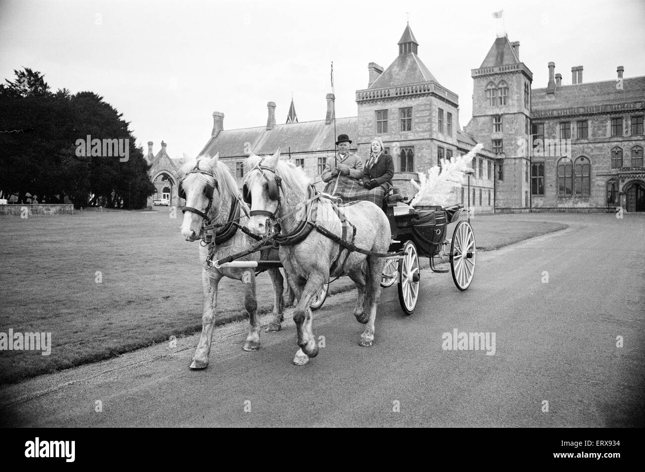 Pullman e cavalli, essendo utilizzato per battere la scarsità di combustibile a Walton Hall Walton, Wellesbourne, Warwickshire, mercoledì 12 dicembre 1973. Foto Stock