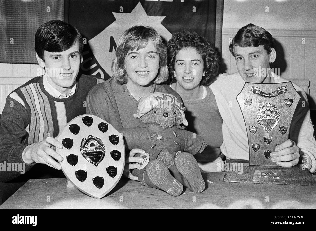 Lindley Methodist Youth Club quiz team che sono in concorrenza a Belfast finali del quiz promossa dall'Associazione Metodista di circoli giovanili. Il 6 gennaio 1986. Foto Stock