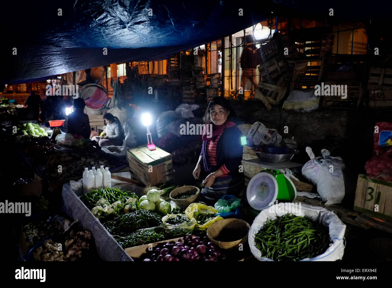 Notte di mercato nella città di Paro in Bhutan Foto Stock