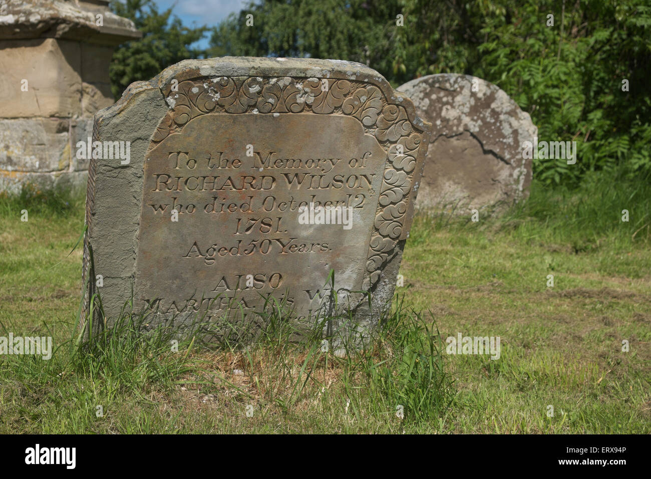 Presteigne Powys Galles vecchia tomba georgiano lapide datata 1781 dal regno del re George III nel sagrato della chiesa di Sant'Andrea Foto Stock