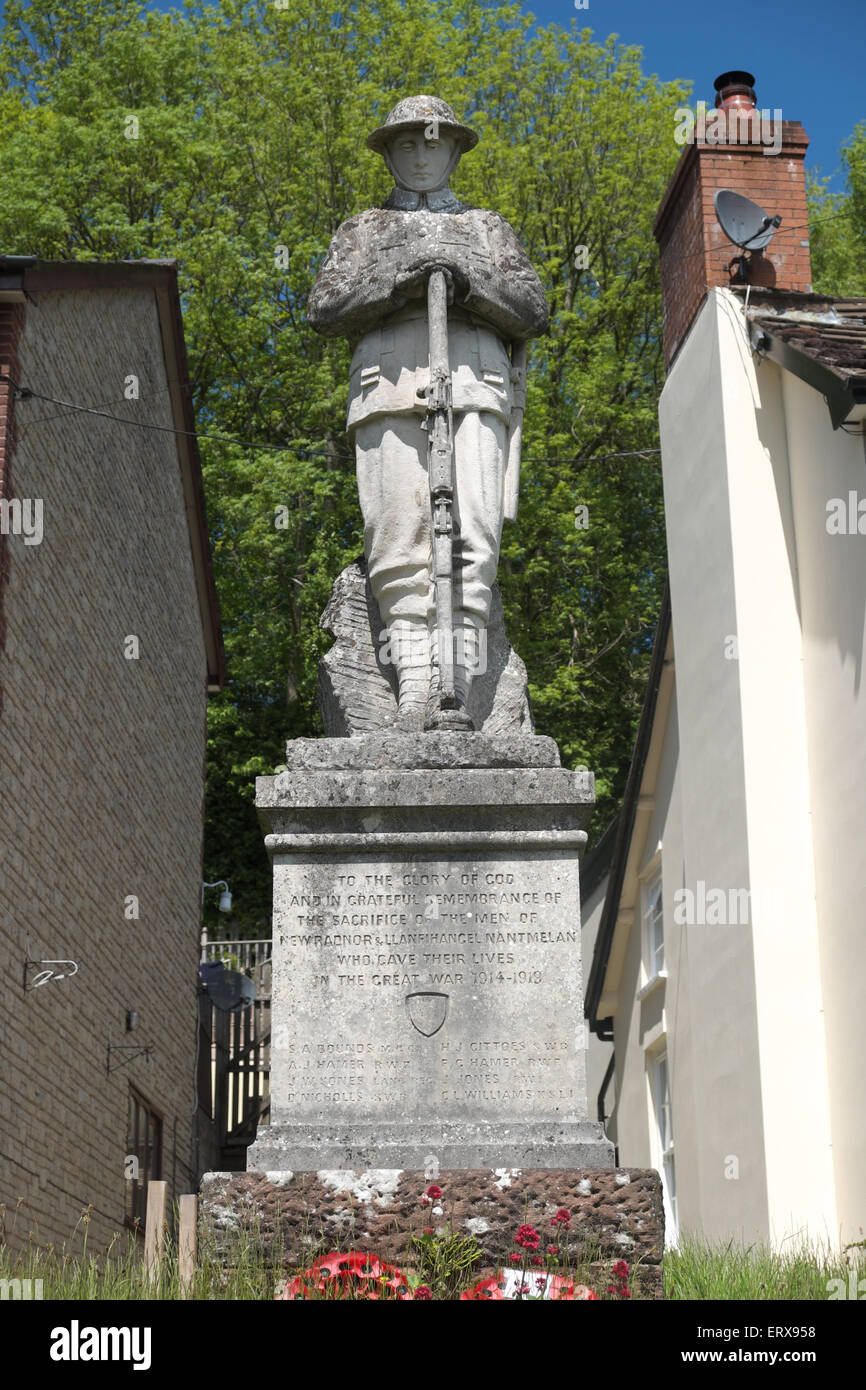 Nuovo Radnor, POWYS, GALLES - villaggio war memorial monumento statua con nomi dalla Guerra Mondiale 1 e seconda guerra mondiale 2 Foto Stock