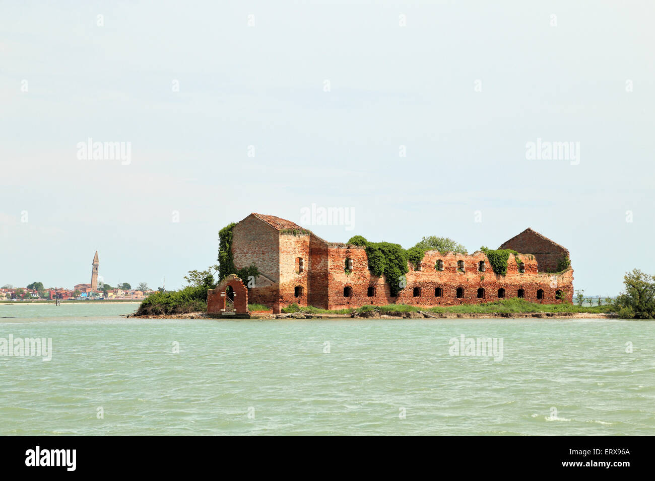 Isola della Madonna del Monte e le rovine di un vecchio monastero isola della laguna veneta tra Murano e Burano Foto Stock