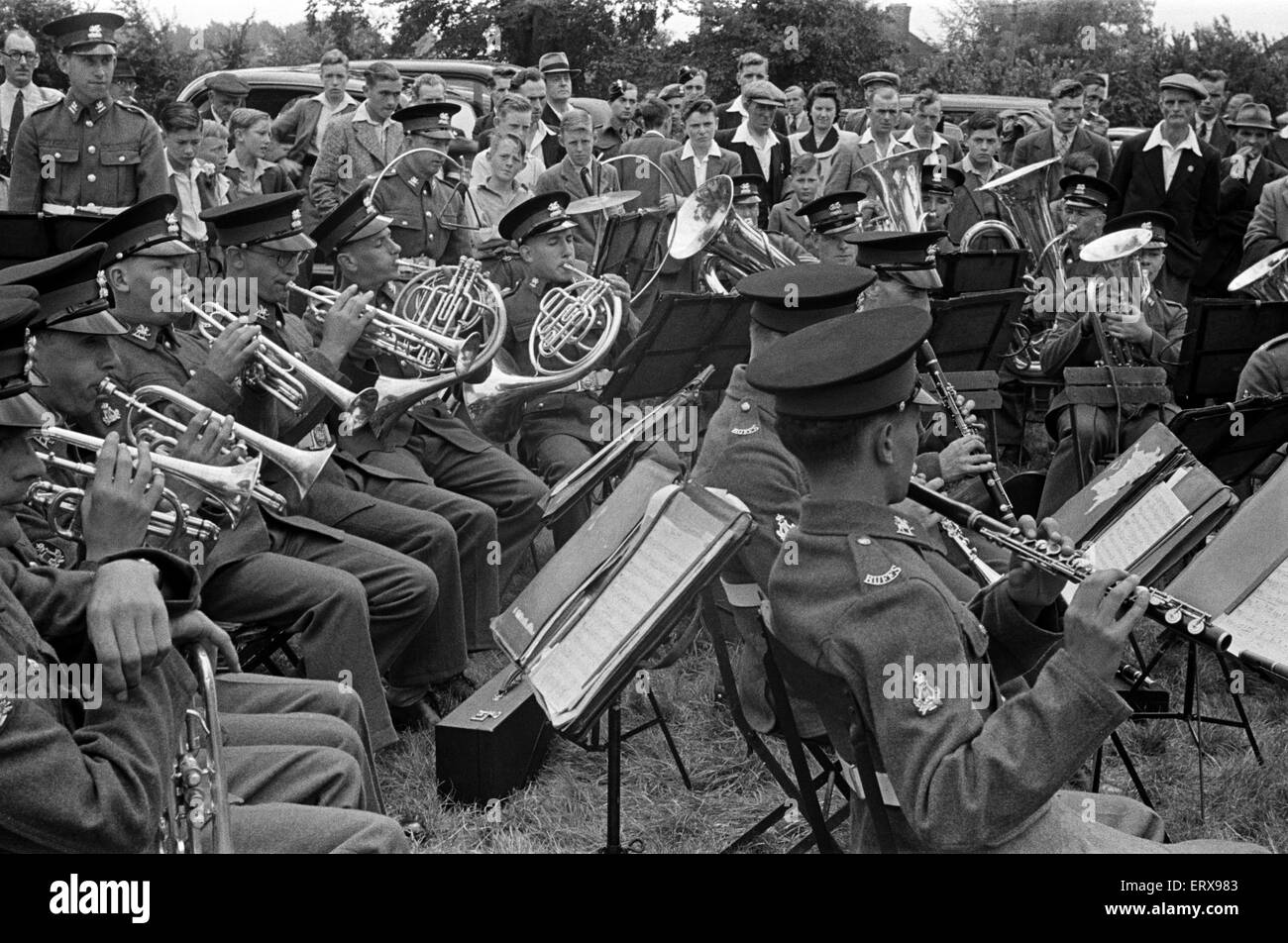 La folla a guardare una banda militare la riproduzione durante la settimana di Canterbury, nel Kent, Agosto 1947. Foto Stock