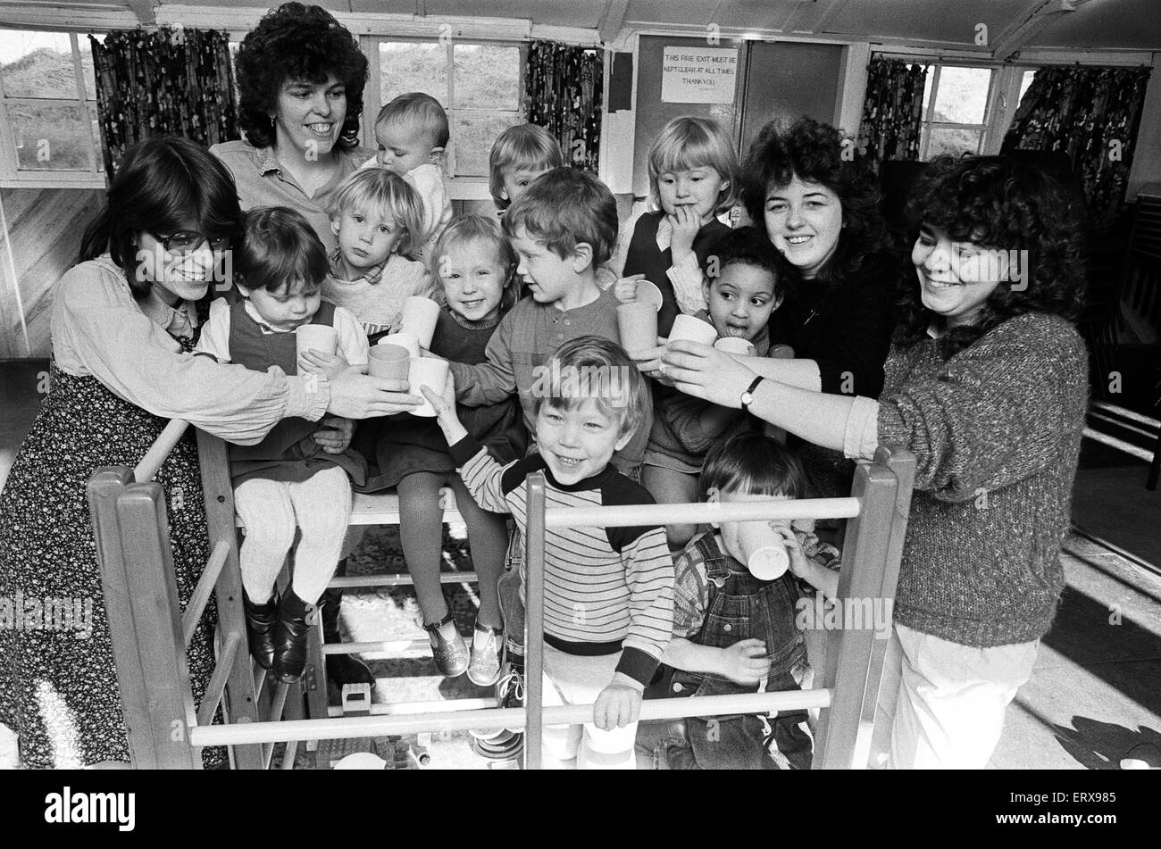 Milnsbridge playgroup celebrano il loro primo anniversario con l'acquisto di un nuovo telaio di arrampicata. Il 24 gennaio 1986. Foto Stock