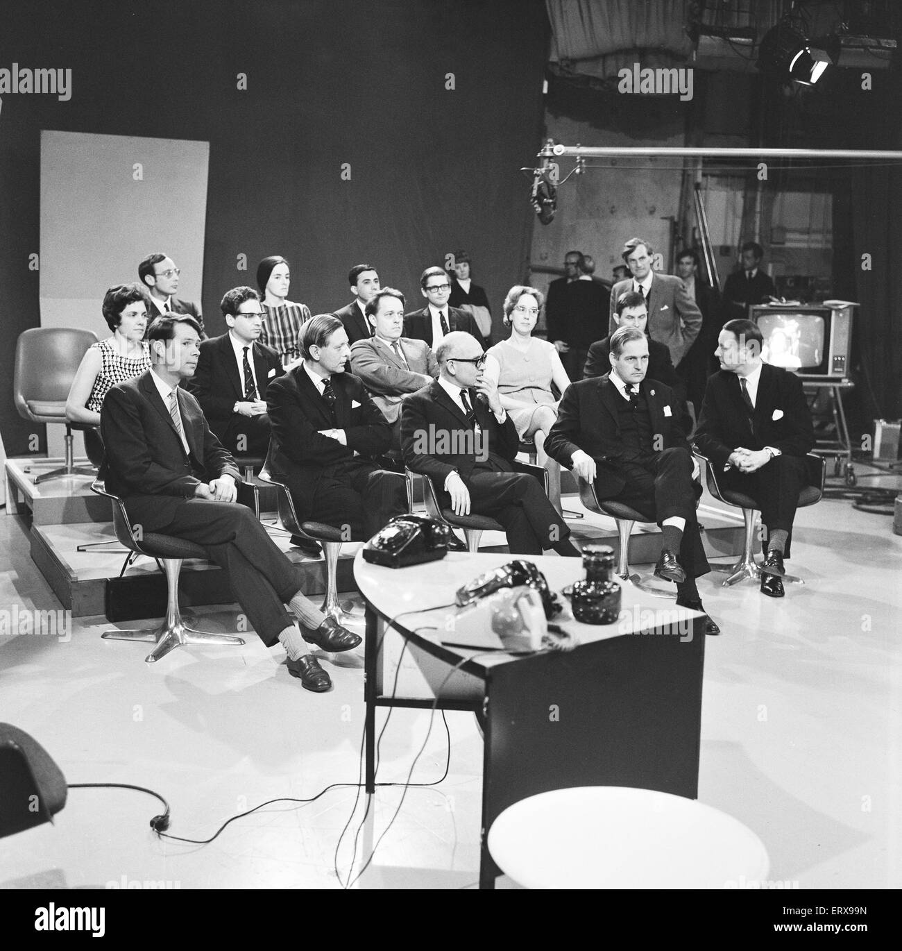 Membri del trapianto di cuore Team sono stato intervistato da BBC Studios linea Grove, Londra, domenica 5 maggio 1968. Gran Bretagna il primo trapianto di cuore è stata eseguita con successo (3 maggio) da un team di 18 medici e infermieri presso il National Heart Hospital in Marylebon Foto Stock