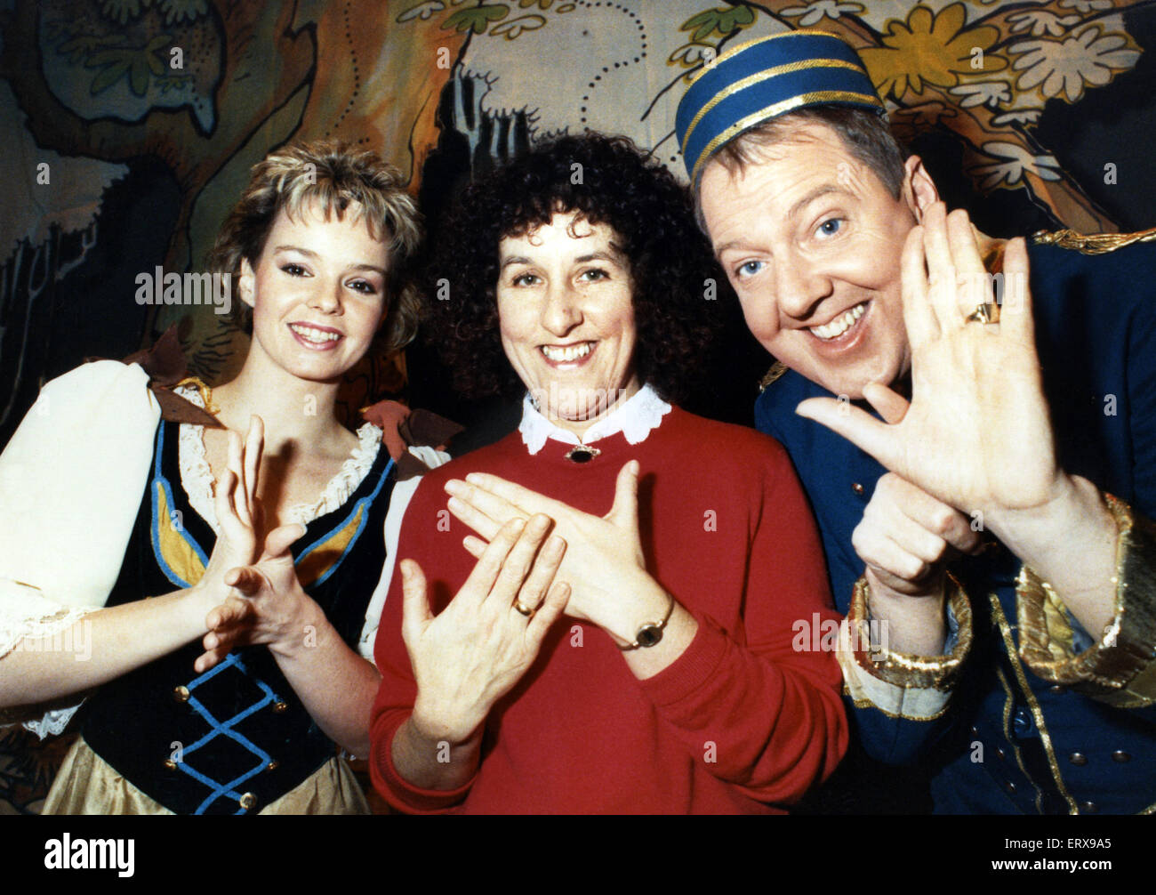 Dicendo Felice Anno Nuovo nel linguaggio dei segni due del cast di The Darlington Civic Theater panto Cenerentola, Nikki Ellen (sinistra) e Jimmy Cricket con Cathy Smith che ha firmato sul palco per sordi i membri del pubblico. Il 13 gennaio 1990. Foto Stock