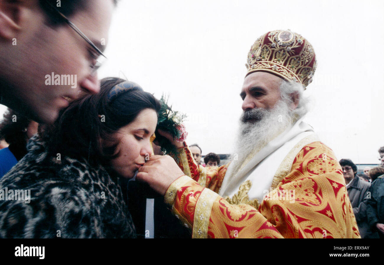 Il capo della Chiesa Ortodossa Greca in Gran Bretagna, Sua Eminenza il Signor Arcivescovo Gregorios benedice l'acqua di mare a Cardiff Docks, Atlantic Wharf. 14 Gennaio 1996 Foto Stock