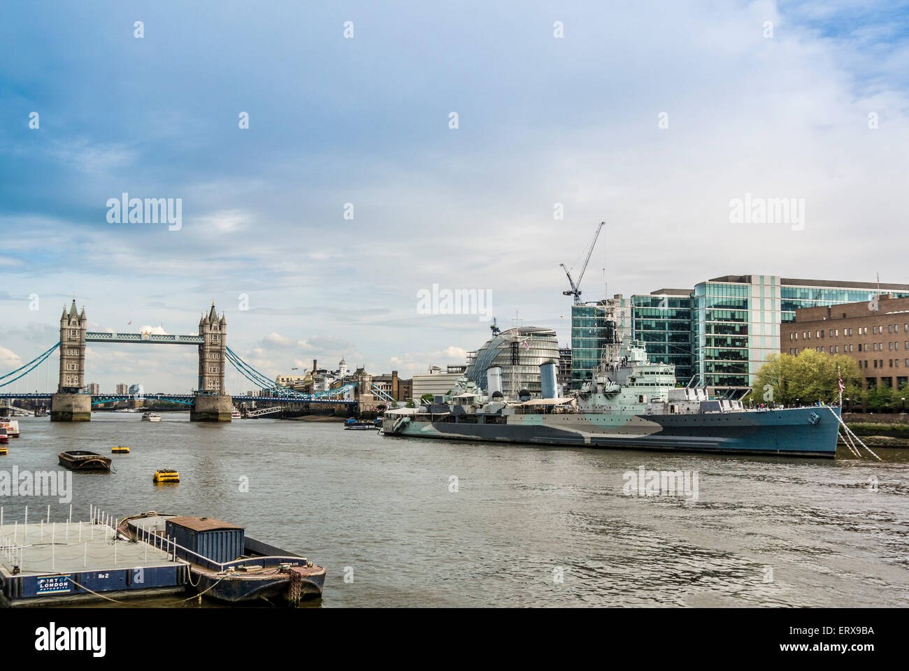 HMS Belfast sul Fiume Tamigi, Londra, Regno Unito. Il Tower Bridge in background. Foto Stock