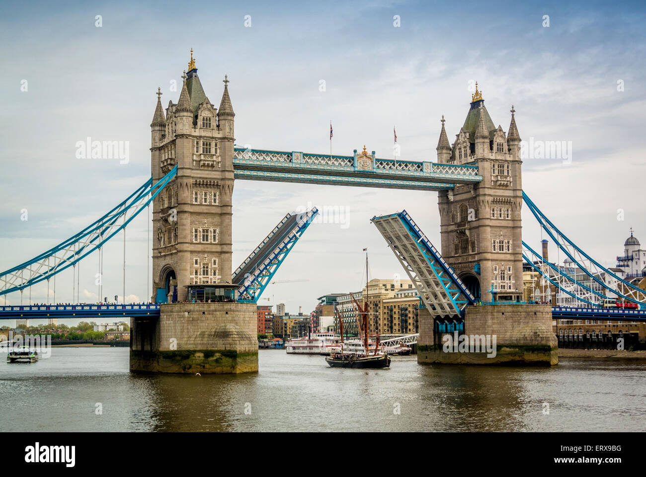 Il Tower Bridge di Londra, Regno Unito. Aprire con la barca passando attraverso. Foto Stock