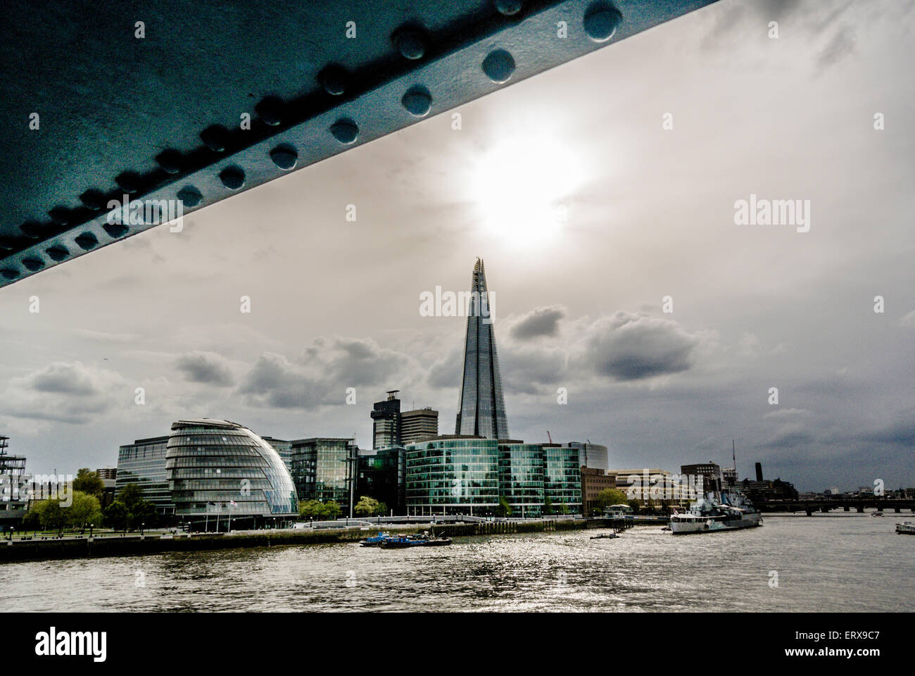 La Shard e il Municipio, incorniciato da Tower Bridge, London, Regno Unito. Foto Stock