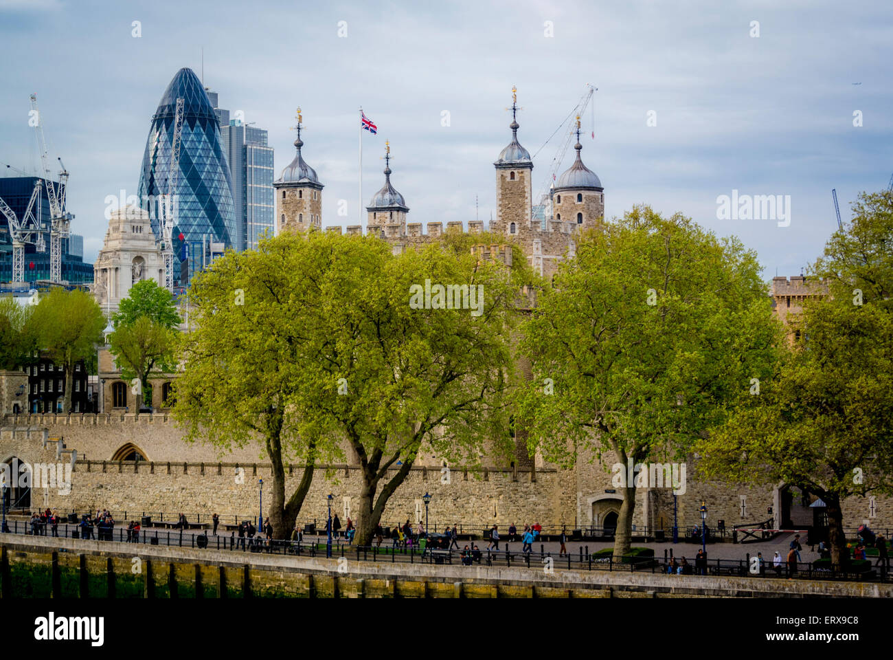 La Torre di Londra con il Gherkin in background. Foto Stock