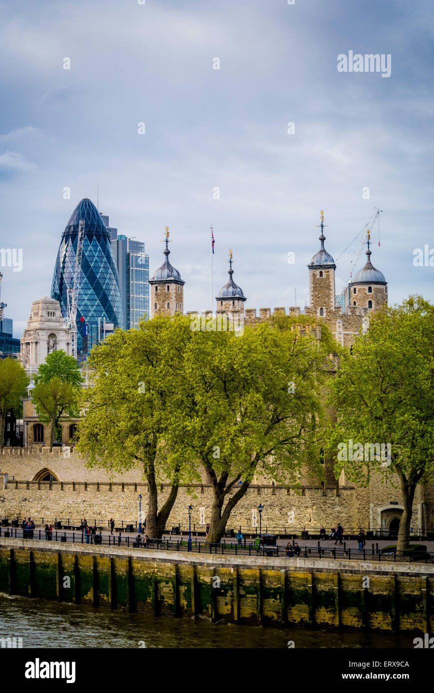 La Torre di Londra con il Gherkin in background. Foto Stock