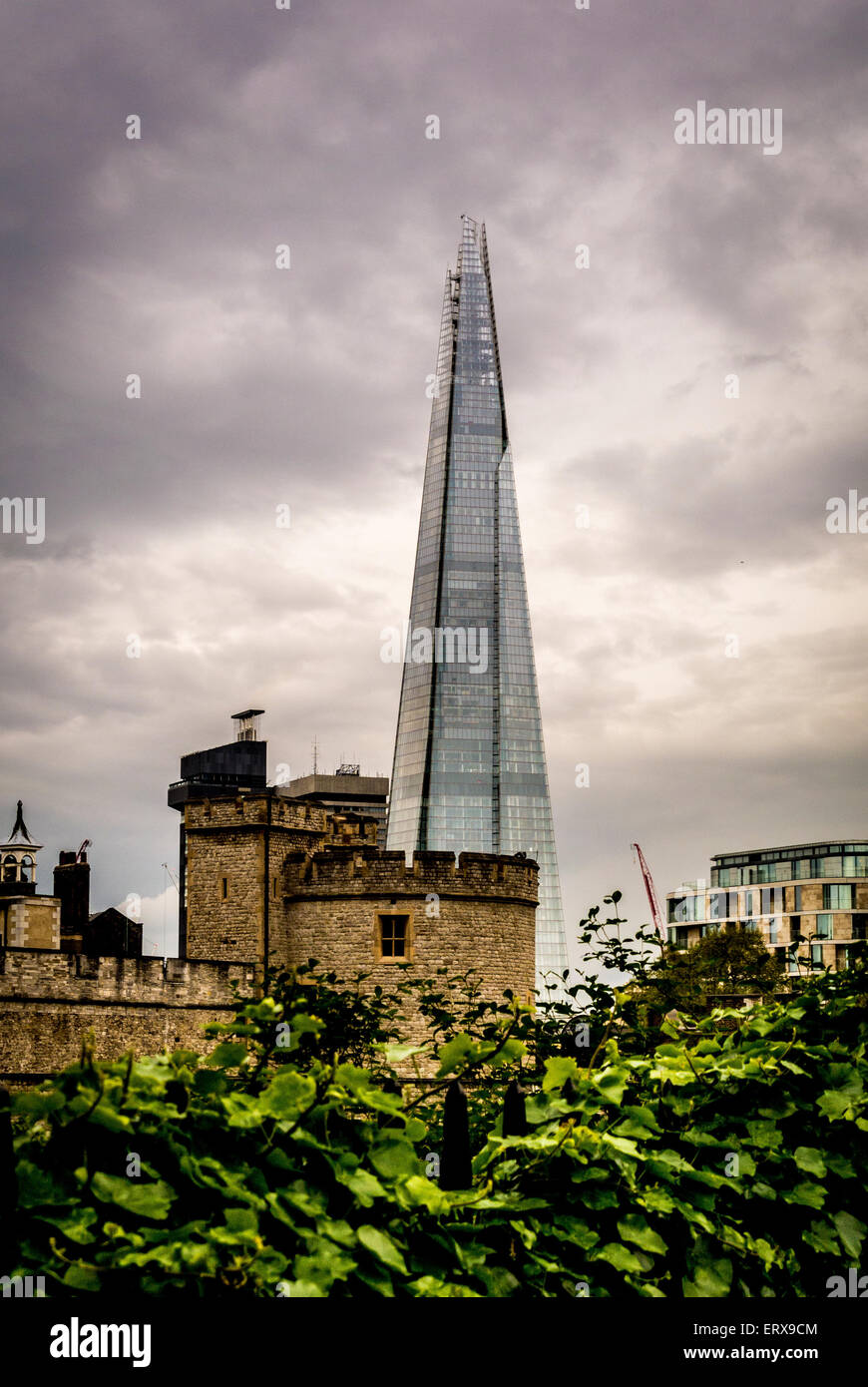 Il coccio con la Torre di Londra in primo piano Foto Stock