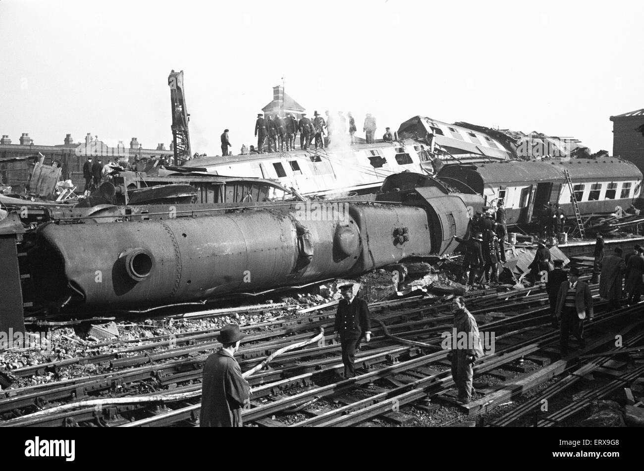 La Harrow and Wealdstone incidente ferroviario è stato un treno tre collisione a Harrow and Wealdstone station, a Londra, a 8:19 am il 8 ottobre 1952. Un treno espresso da Perth, in Scozia si sono scontrate con velocità nella parte posteriore del Tring per Euston servizio locale treno passeggeri che aveva arrestato in corrispondenza della stazione; entro pochi secondi di questa collisione la Euston a Liverpool express train, che viaggiano a velocità in direzione opposta, si è schiantato nel treno di Perth la locomotiva. È stato il peggior tempo di pace incidente ferroviario nel Regno Unito ci sono stati 112 decessi. La nostra immagine mostra: uno dei locomotori ad albero in Foto Stock