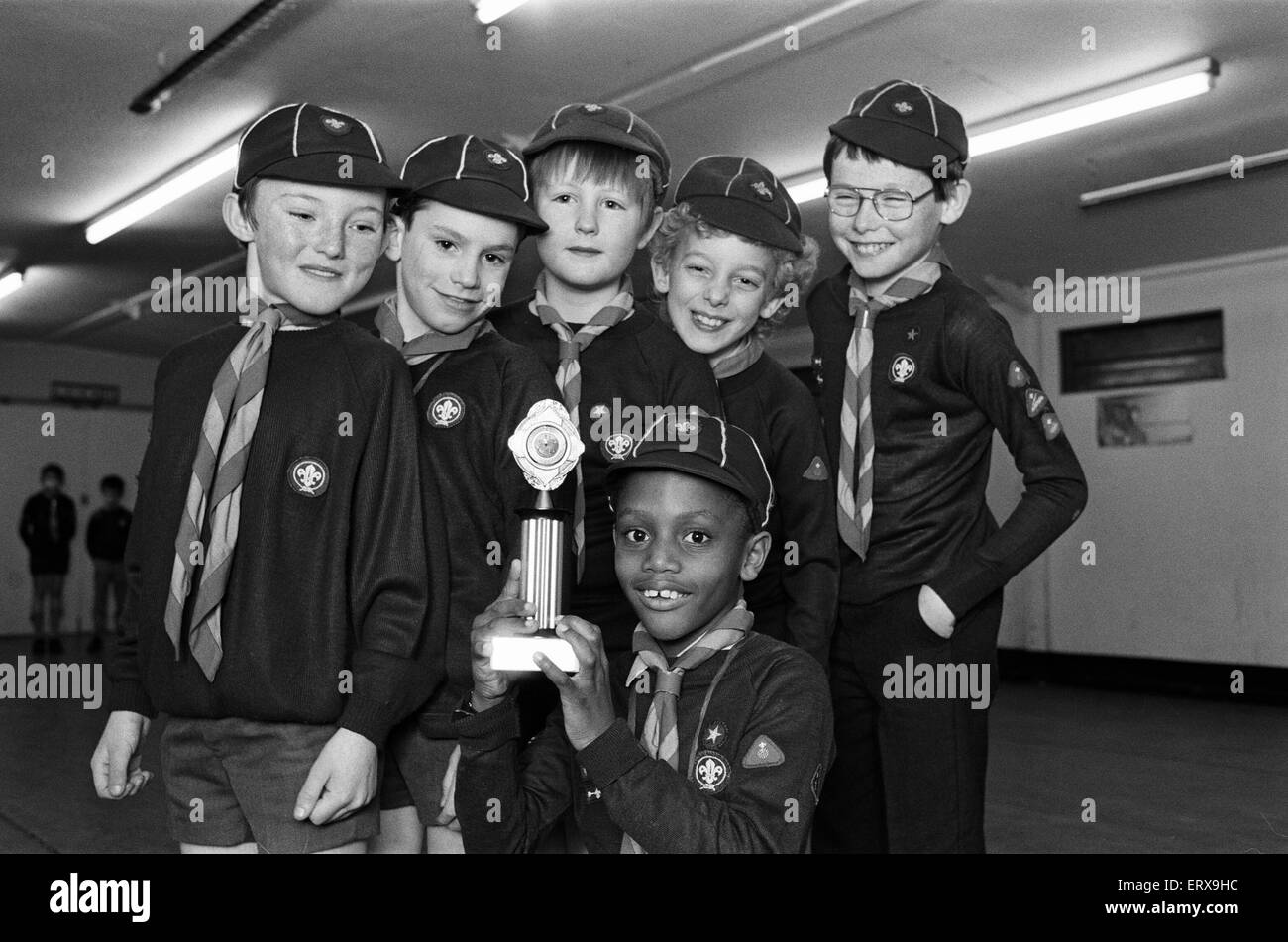 Xviii Huddersfield Cubs con il trofeo che ha vinto dopo aver vinto il Huddersfield distretto Nord Cub Sei un calcio laterale concorrenza, 25 gennaio 1989. Foto Stock