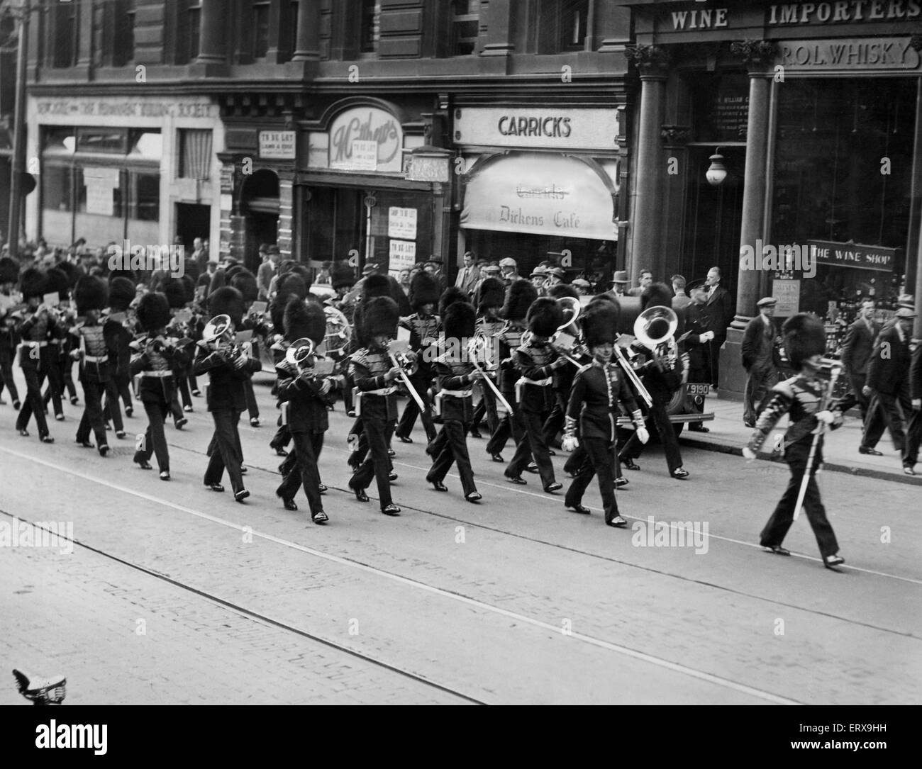 La folla la linea dei marciapiedi come per guardare il marzo delle guardie Coldstream dalla caserma Fenham alla Cattedrale di Newcastle. Giugno 1938. Foto Stock