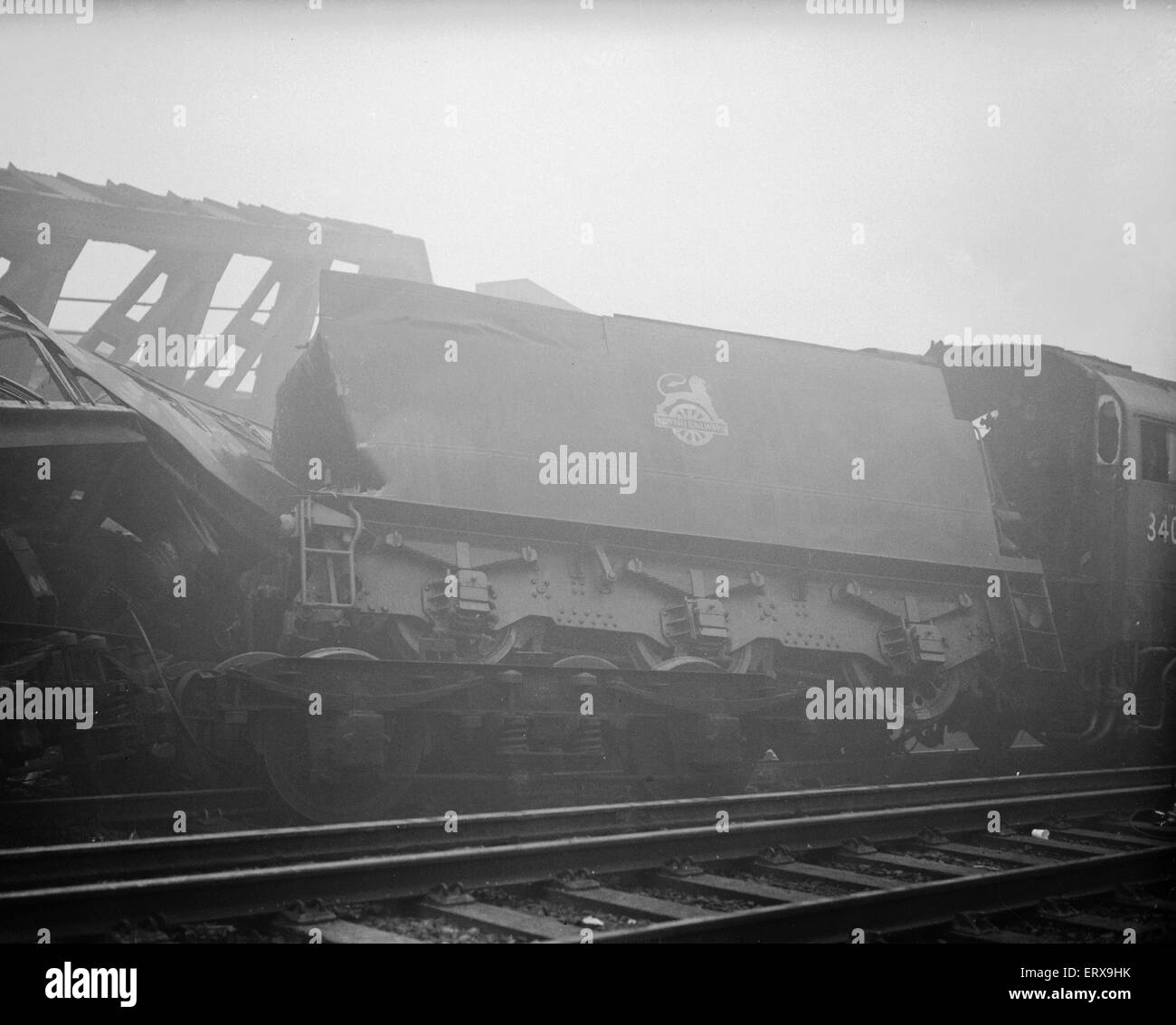 Lewisham treno Crash. La sera del 4 dicembre 1957 una fitta coltre di nebbia coperto di Londra e i treni erano in ritardo. Il 5:18 pm Charing Cross per Hayes consistente 10-car elettrica unità multiple trasportando quasi 1.500 passeggeri arrestata in corrispondenza di un segnale di pericolo a Ponte di parchi di svincolo a Lewisham linea di by-pass sotto un ponte ferroviario trasporto le vie al di sopra della linea. I treni erano in esecuzione fuori ordine a causa della nebbia e dei Parchi ponte segnalatore di giunzione ha voluto parlare al conducente tramite il telefono al segnale per confermare il treno dell'identità e della destinazione. Foto Stock