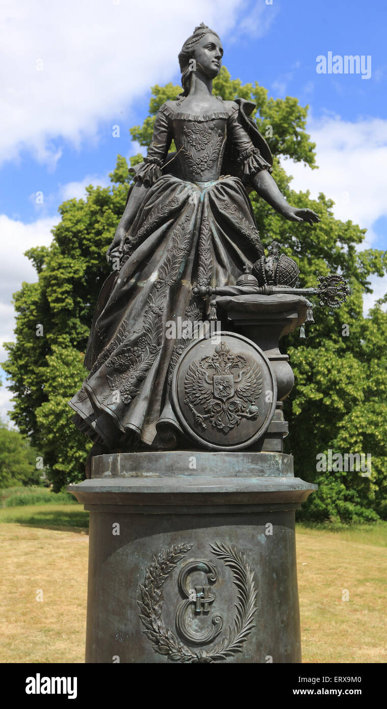 Zerbst, Germania. 09 Giugno, 2015. La statua "Caterina la Grande' un essere visto a Zerbst, Germania, 09 giugno 2015. Il Russo czarina Caterina la Grande (1729-1796) è commemorata per la prima volta durante una principessa Festival nella città. Il festival si svolge il 11 luglio 2015. La czarina Caterina II vissuta come la principessa Sophie Auguste Friederike von Anhalt-Zerbst in Zerbst Palace dal 1742 a inizio 1744. Foto: Jens WOLF/dpa/Alamy Live News Foto Stock