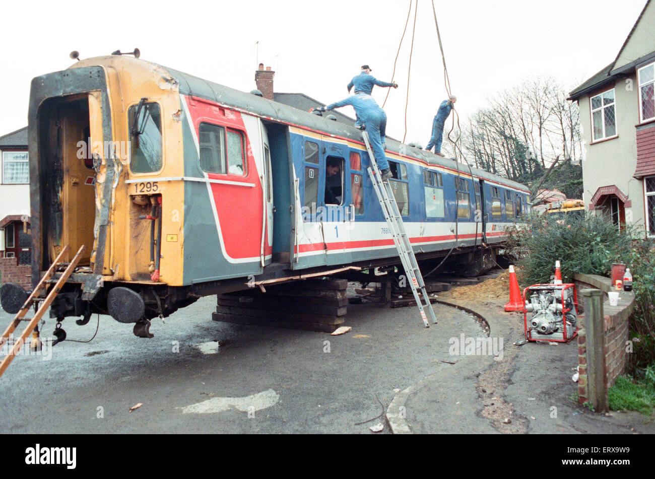 Purley treno crash il 4 marzo 1989 il 12:50 da Horsham fermato a Purley stazione ferroviaria. Come ha lasciato la stazione è attraversata dalla linea lenta per la linea veloce come programmato e a 13:39 è stato colpito da dietro da i seguenti 12:17 da Littlehampton, le prime sei carrozze del treno di Littlehampton uscito di pista e rotolato giù il terrapieno, uccidendo 5 persone e il ferimento di altre 88. La nostra immagine mostra: il recupero dei carrelli di Littlehampton treno dall'Argine Foto Stock