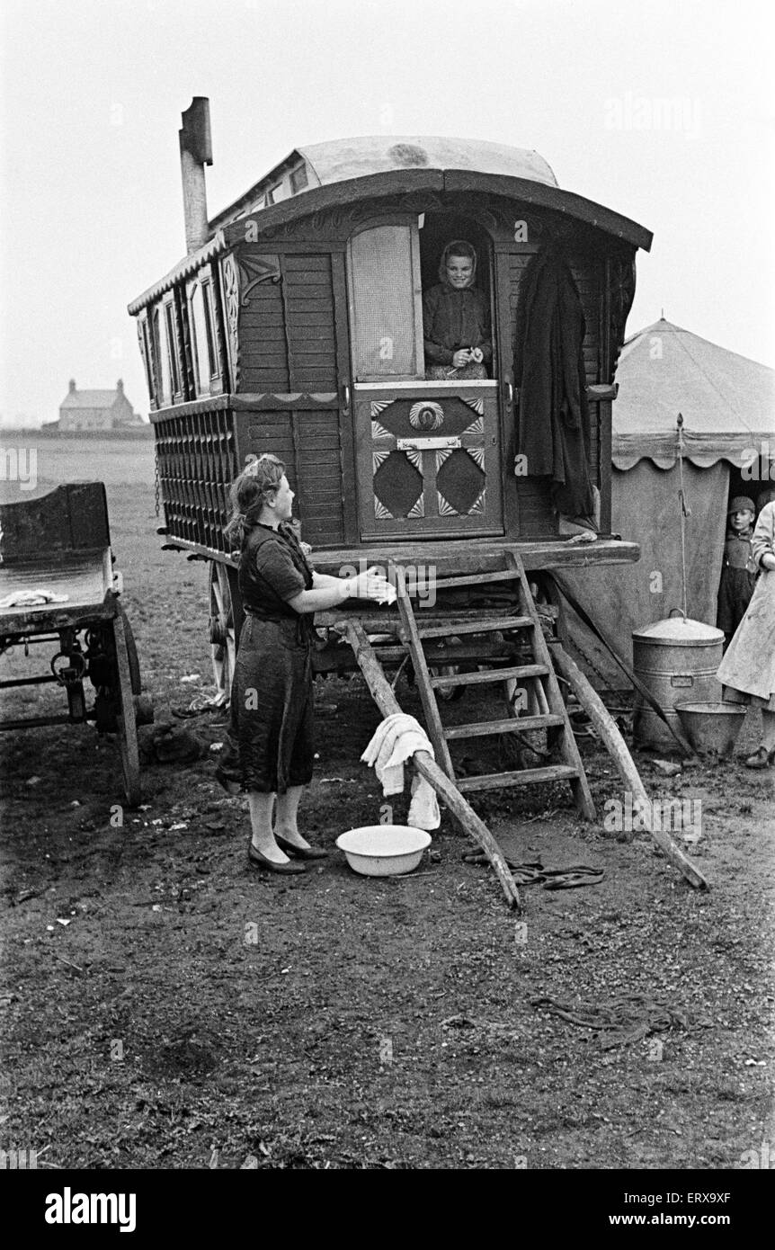 Una famiglia zingara al di fuori della loro roulotte. Maggio 1947. Foto Stock