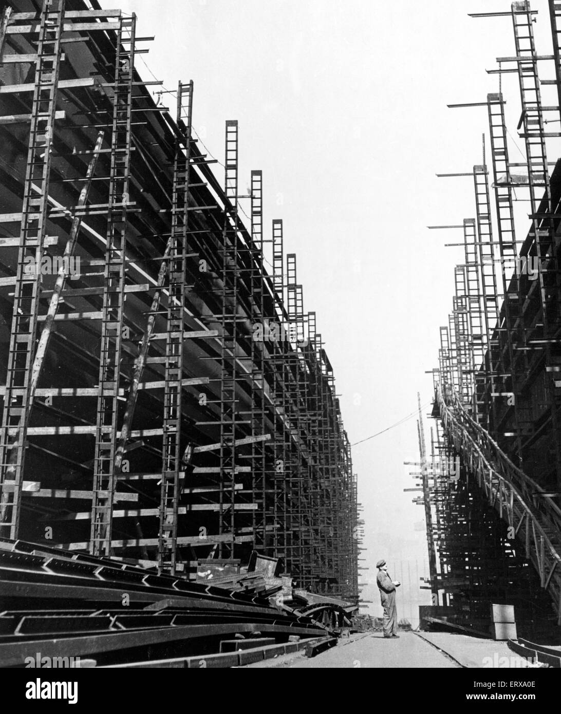 Un caposquadra controlli area in costruzione e area completata su nuove camicie essendo costruito a Stephen and Sons Ltd cantiere, Glasgow. Questa è stata una costruzione navale scozzese azienda basata in Linthouse, Govan a Glasgow, sul fiume Clyde. Circa, 1950s. Foto Stock