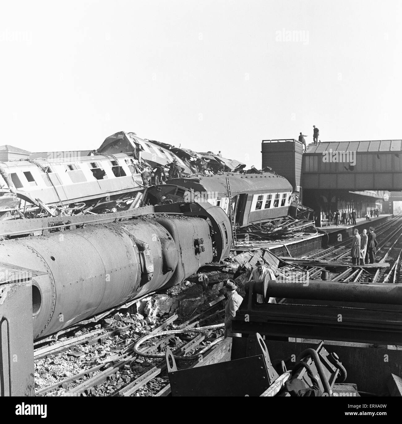 La Harrow and Wealdstone incidente ferroviario è stato un treno tre collisione a Harrow and Wealdstone station, a Londra, a 8:19 am il 8 ottobre 1952. Un treno espresso da Perth, in Scozia si sono scontrate con velocità nella parte posteriore del Tring per Euston servizio locale treno passeggeri che aveva arrestato in corrispondenza della stazione; entro pochi secondi di questa collisione la Euston a Liverpool express train, che viaggiano a velocità in direzione opposta, si è schiantato nel treno di Perth la locomotiva. È stato il peggior tempo di pace incidente ferroviario nel Regno Unito ci sono stati 112 decessi. La nostra immagine mostra: scena generale del relitto Foto Stock