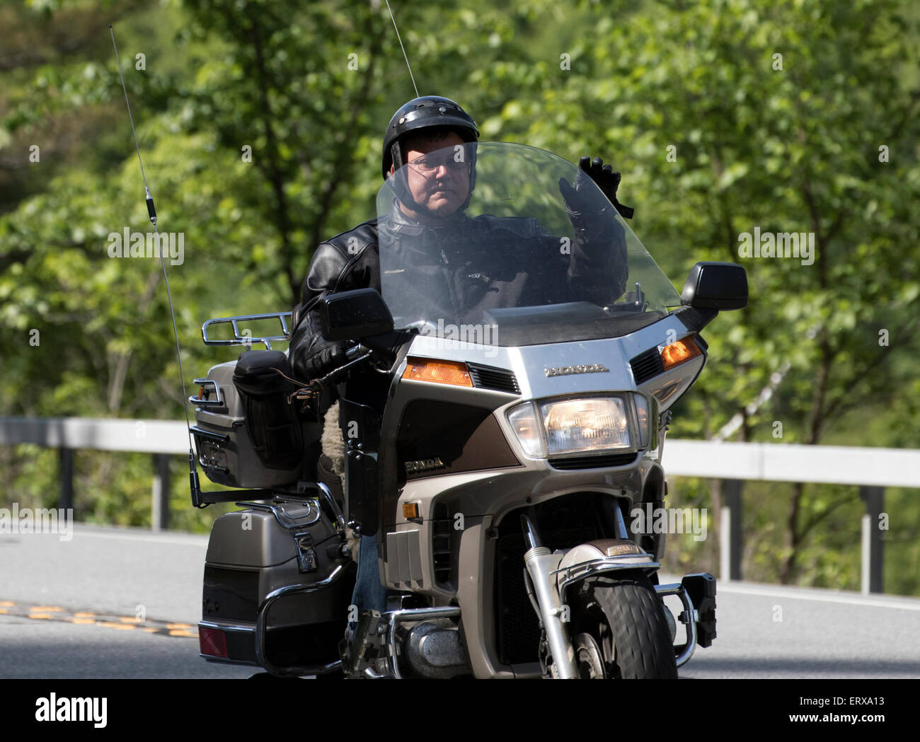 Motociclo Moto Rider sventolando la fotocamera a. Foto Stock