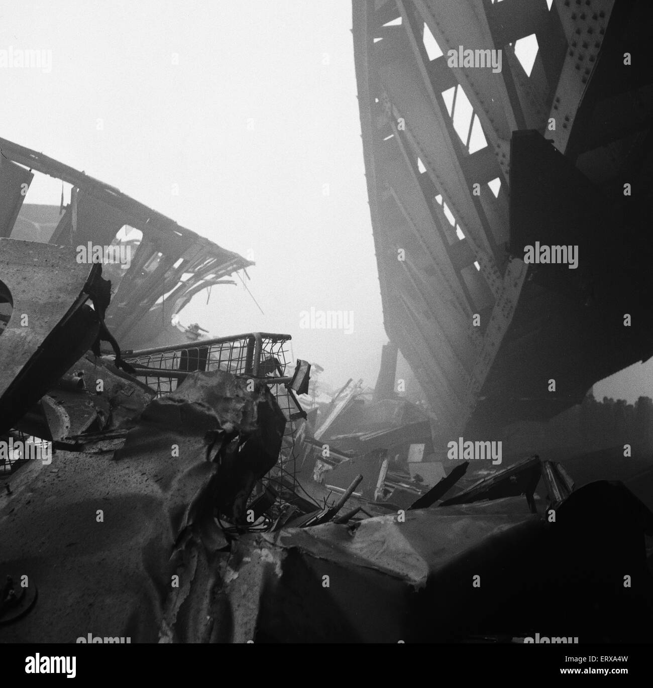 Lewisham treno Crash. La sera del 4 dicembre 1957 una fitta coltre di nebbia coperto di Londra e i treni erano in ritardo. Il 5:18 pm Charing Cross per Hayes consistente 10-car elettrica unità multiple trasportando quasi 1.500 passeggeri arrestata in corrispondenza di un segnale di pericolo a Ponte di parchi di svincolo a Lewisham linea di by-pass sotto un ponte ferroviario trasporto le vie al di sopra della linea. I treni erano in esecuzione fuori ordine a causa della nebbia e dei Parchi ponte segnalatore di giunzione ha voluto parlare al conducente tramite il telefono al segnale per confermare il treno dell'identità e della destinazione. Foto Stock