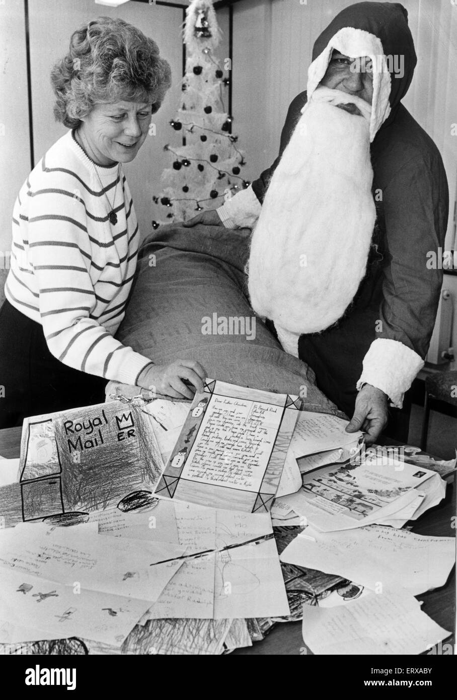 Babbo Natale di aiutanti lavorano flat out presso l'ufficio postale risponde a più di 13.000 bambini Gallese le lettere di Santa. Cardiff Post Office Headquarters. Il Galles. Il 10 dicembre 1989. Foto Stock