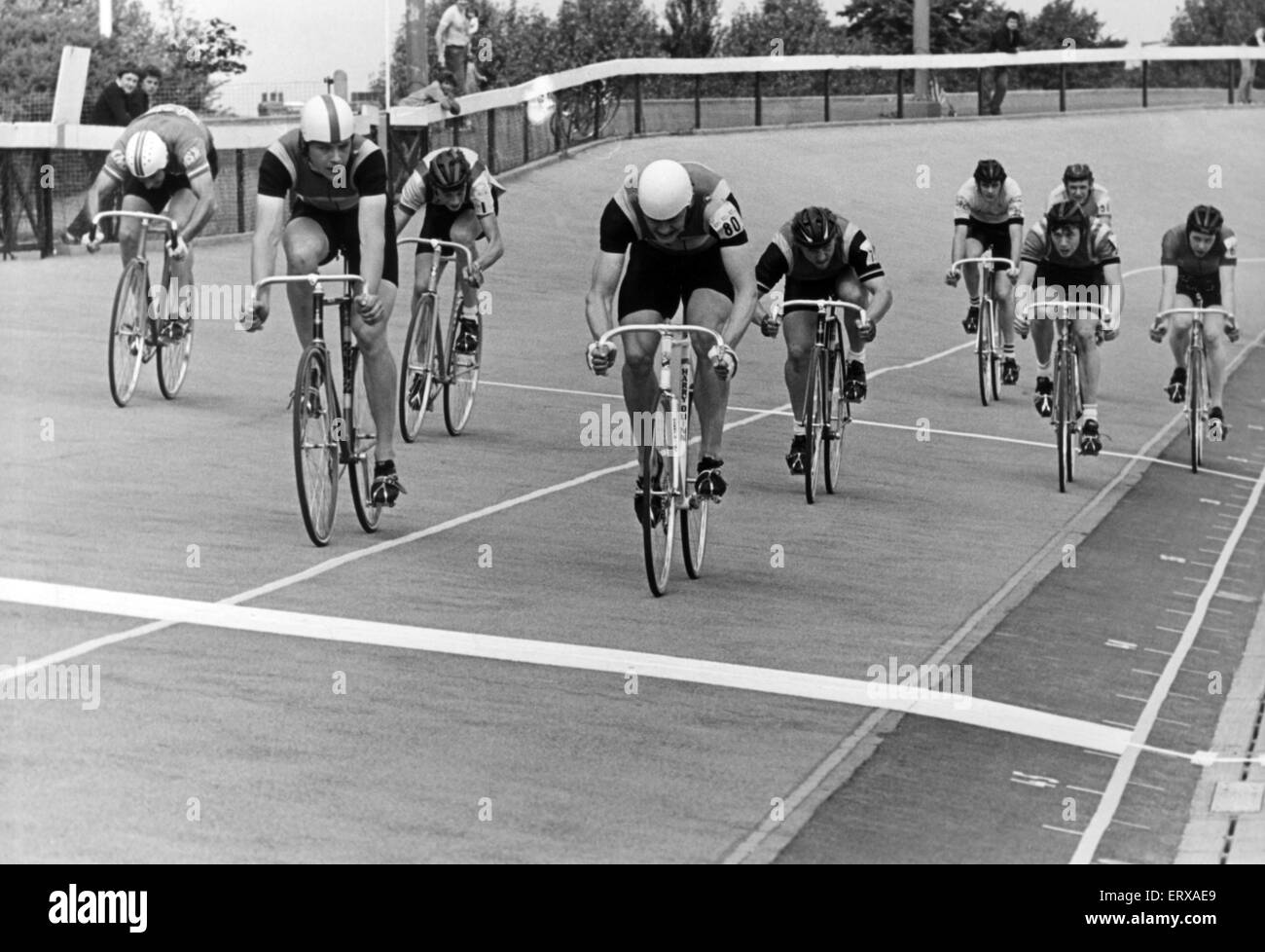 Ciclo Racing a Clairville Stadium, Middlesbrough. Il 25 luglio 1981. Brad Thurrell (centro, n. 80), vince il Belmont aprire 500m Handicap finale nella parte anteriore del secondo posto Piers Hewitt (sinistra con casco con striping) e (a destra) il terzo posto Mark Barry (no.75). Foto Stock