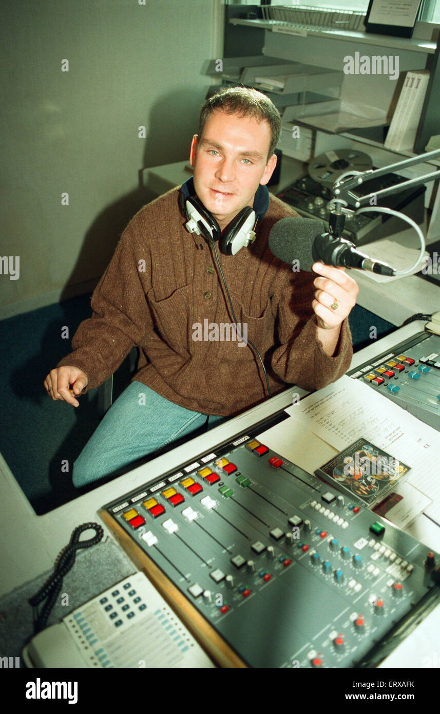 Kix 96 presenter Graham Torrington kick-off di Coventry della nuovissima stazione radio di oggi. 14 gennaio 1995. Foto Stock