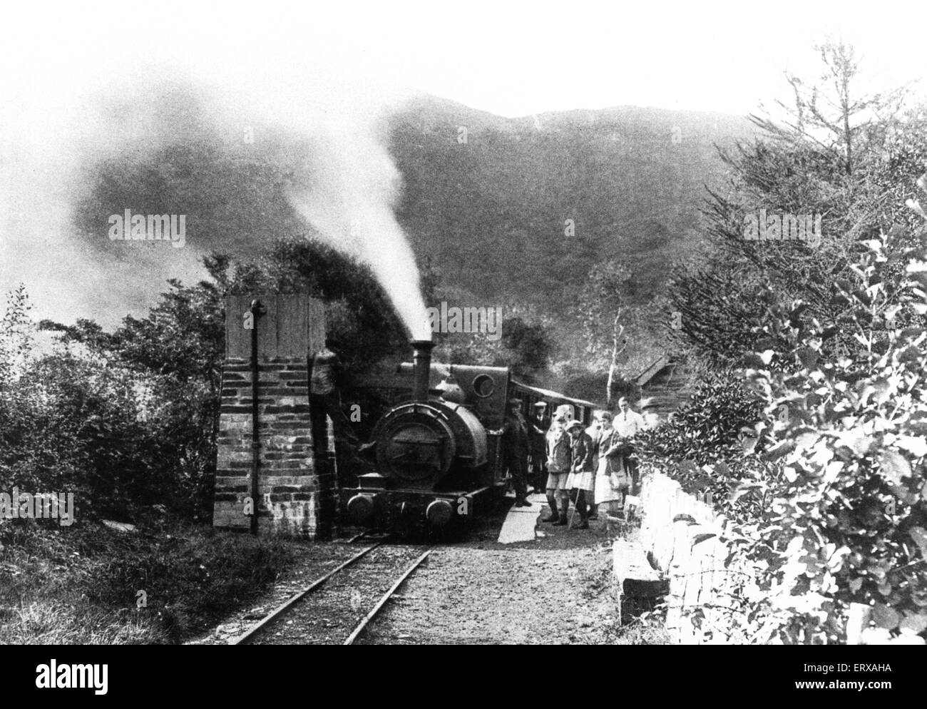Treno a vapore sul Talyllyn linea ferroviaria che corre per 7,25 miglia da Tywyn sulla costa Mid-Wales di Nant Gwernol vicino al villaggio di Abergynolwyn. Circa primi 1920s. Foto Stock